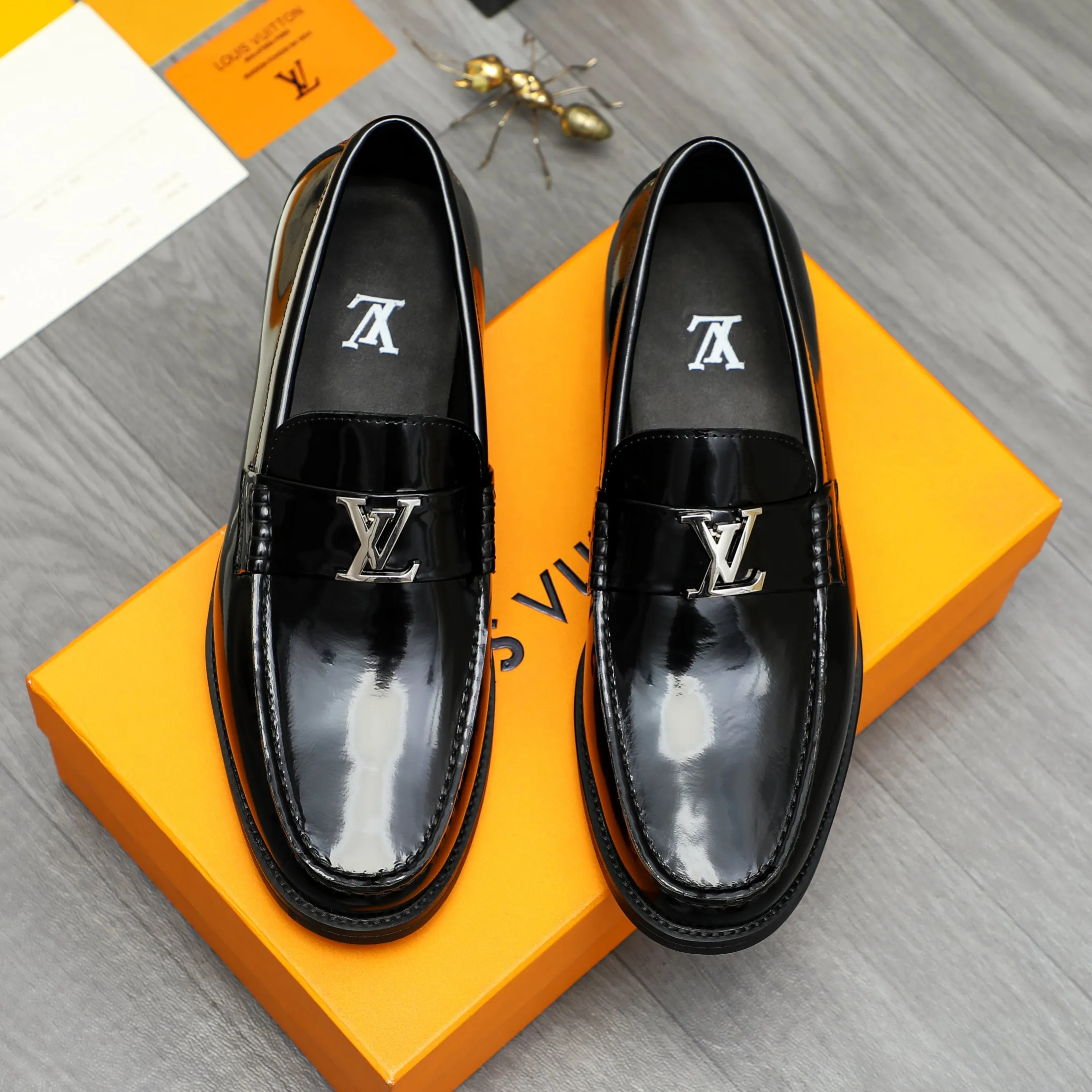 Men's shoes 💰442 Product trademark: LV "Louis Vuitton" business slip-on leather shoes Regular size: 38-46 (45.46 custom-made, non-returnable) Product materials: Selected patent cowhide upper, cowhide lining, original rubber outsole